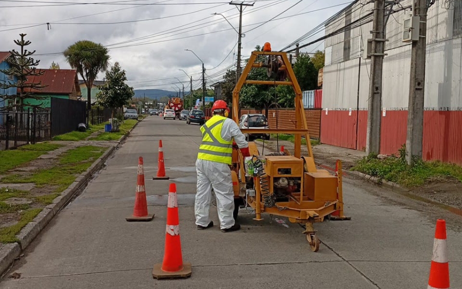 Aguas Décima interviene nudos críticos del alcantarillado con novedoso sistema mecánico de limpieza